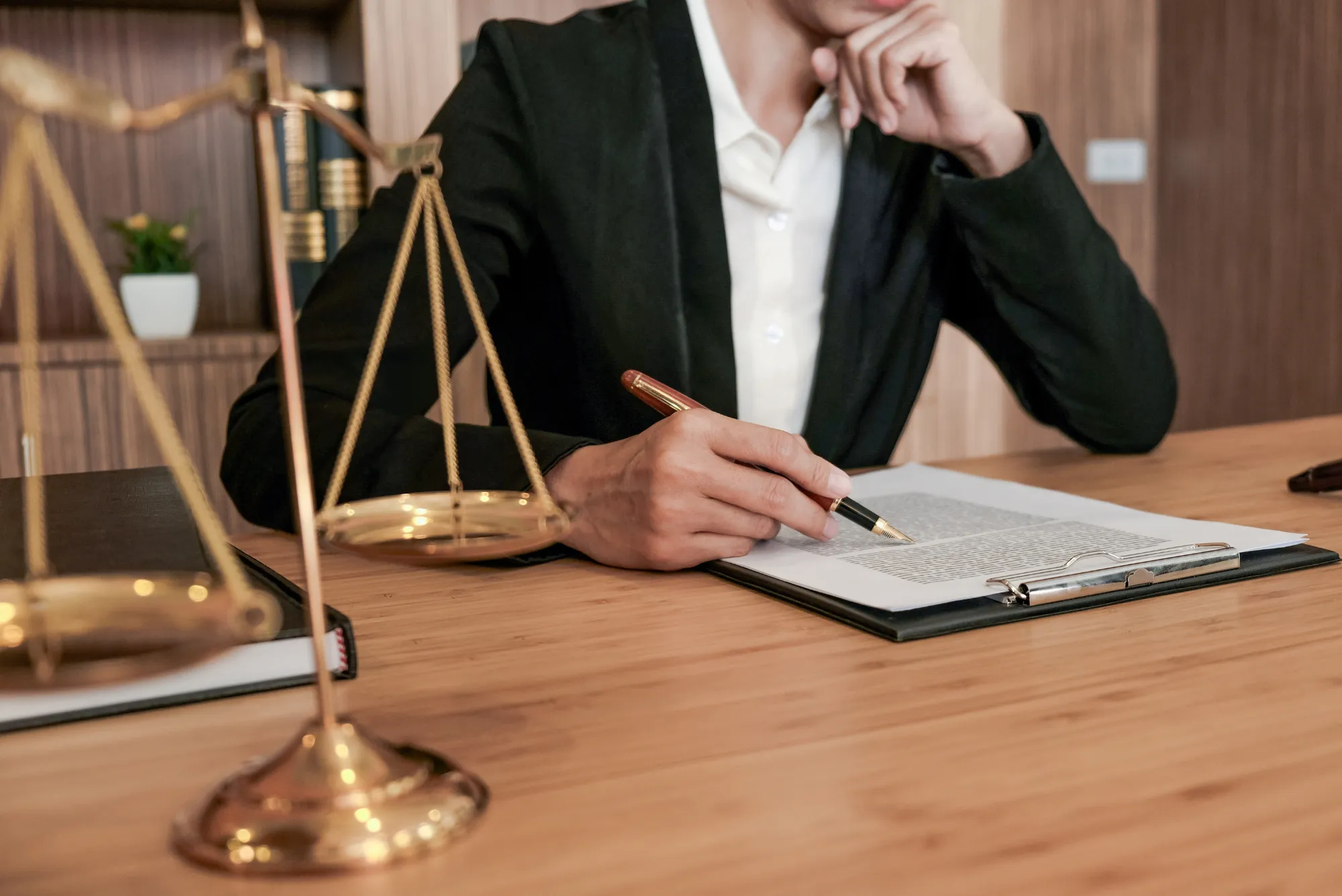 When to Hire a Labour Lawyer in Dubai